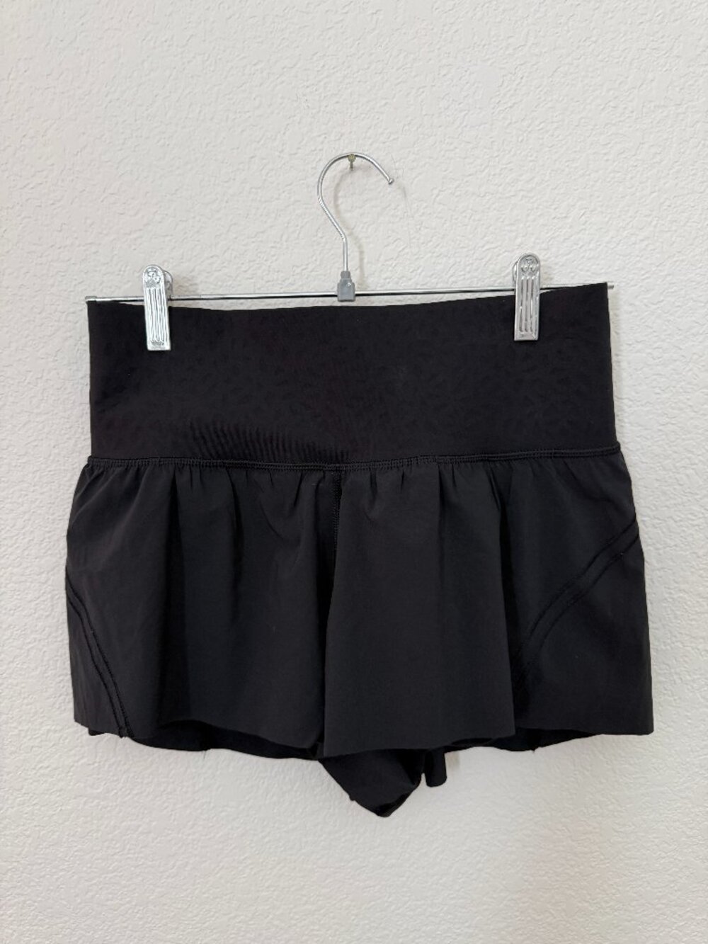 Lululemon Running Short Size 6 Like New
